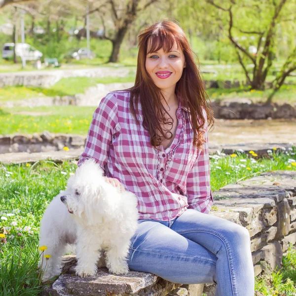 Счастливая женщина наслаждается природой со своей собакой — стоковое фото