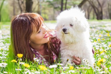 Mutlu kadın köpeğini ile doğanın keyfini