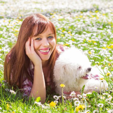 Mutlu kadın köpeğini ile doğanın keyfini