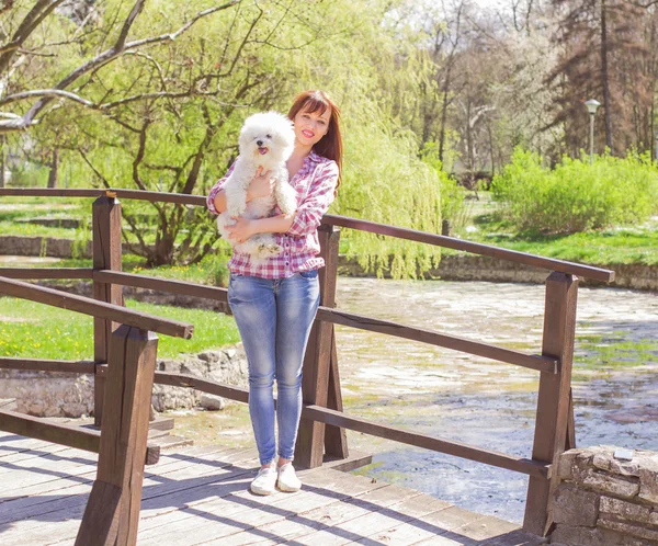 Mujer feliz disfrutando de la naturaleza con su perro — Foto de Stock