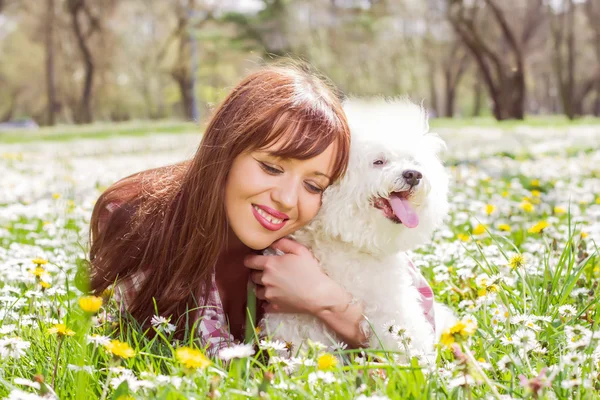 Mujer feliz disfrutando de la naturaleza con su perro — Foto de Stock