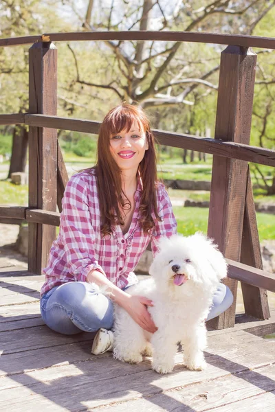 Felice donna godendo la natura con il suo cane — Foto Stock