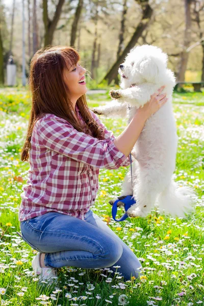 Mujer feliz disfrutando de la naturaleza con su perro — Foto de Stock