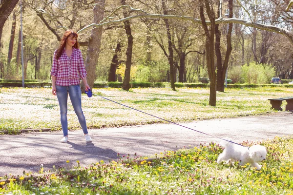 Felice donna godendo la natura con il suo cane — Foto Stock