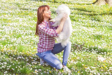 Mutlu kadın köpeğini ile doğanın keyfini
