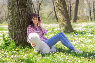 Mutlu kadın köpeğini ile doğanın keyfini
