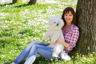 Mutlu kadın köpeğini ile doğanın keyfini