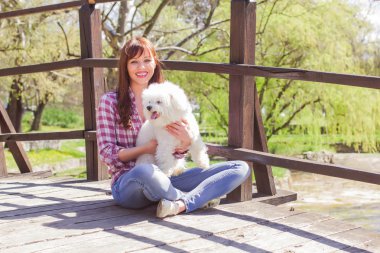 Mutlu kadın köpeğini ile doğanın keyfini
