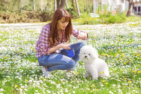 Mujer feliz disfrutando de la naturaleza con su perro — Foto de Stock