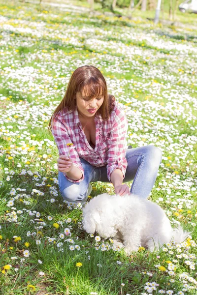 Lycklig kvinna njuter av naturen med sin hund — Stockfoto