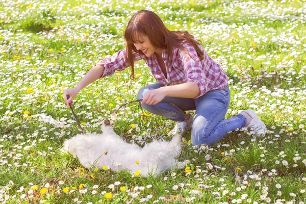 Felice donna godendo la natura con il suo cane — Foto Stock