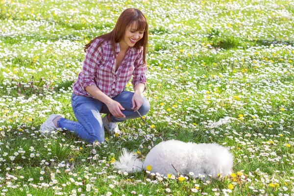 Mujer feliz disfrutando de la naturaleza con su perro — Foto de Stock