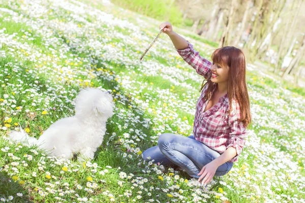 Mujer feliz disfrutando de la naturaleza con su perro — Foto de Stock