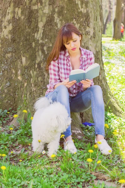 Hermosa mujer Relajante lectura al aire libre Libro —  Fotos de Stock