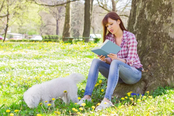 Hermosa mujer Relajante lectura al aire libre Libro —  Fotos de Stock