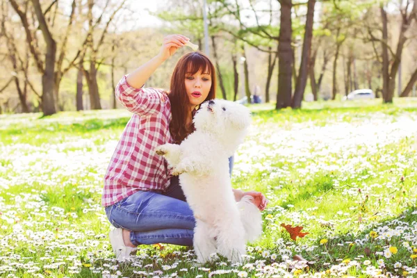 Glückliche Frau genießt die Natur mit ihrem Hund — Stockfoto