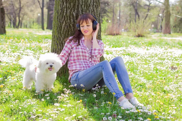 Felice donna godendo la natura con il suo cane — Foto Stock