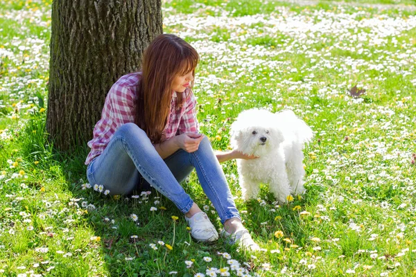 Felice donna godendo la natura con il suo cane — Foto Stock