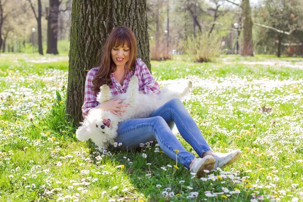 Felice donna godendo la natura con il suo cane — Foto Stock