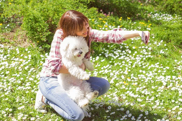 Mujer feliz disfrutando de la naturaleza con su perro — Foto de Stock