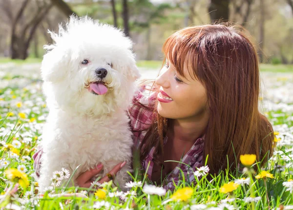 Mujer feliz disfrutando de la naturaleza con su perro — Foto de Stock