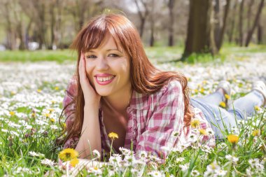 Mutlu güzel bahar genç kadın