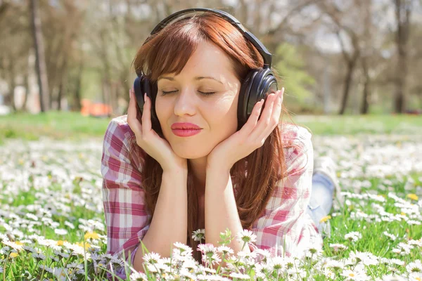 Kobieta słuchanie muzyki na zewnątrz — Zdjęcie stockowe