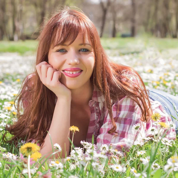 Feliz hermosa primavera joven mujer —  Fotos de Stock