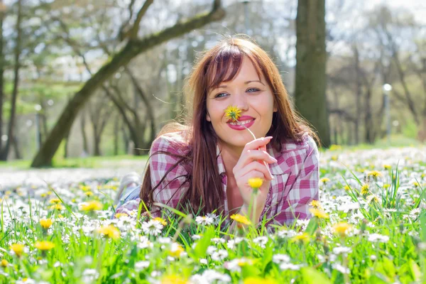 Glada vackra våren ung kvinna — Stockfoto