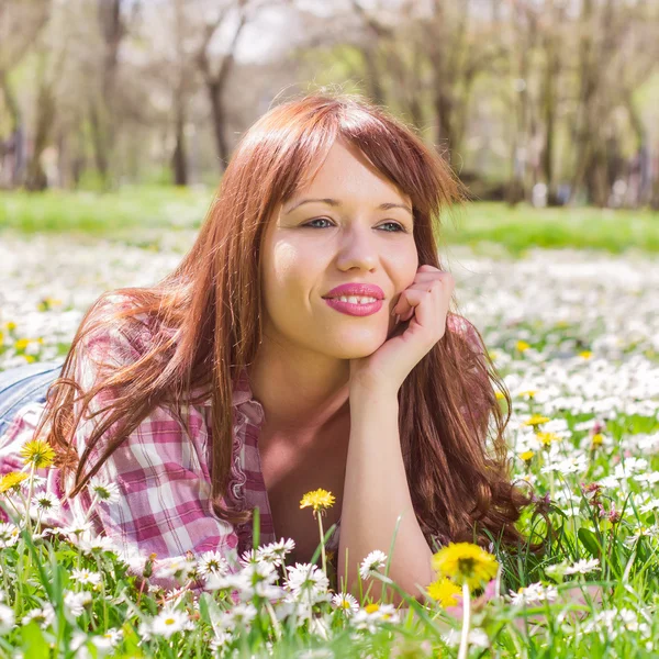 Feliz bela primavera jovem mulher — Fotografia de Stock