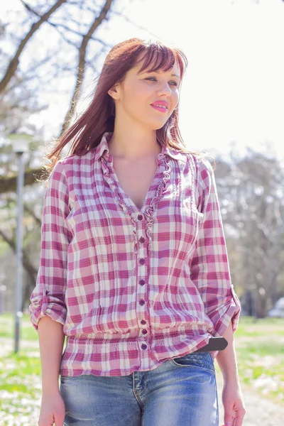 Bella giovane donna di primavera — Foto Stock