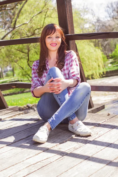 Mutlu genç kadın bahar