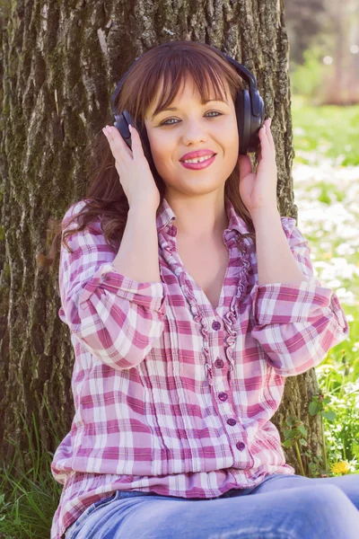 Mujer escuchando música al aire libre — Foto de Stock