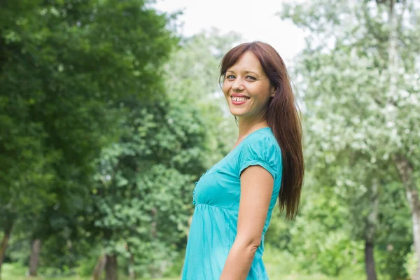 Glücklich schöne unbeschwerte junge Frau — Stockfoto