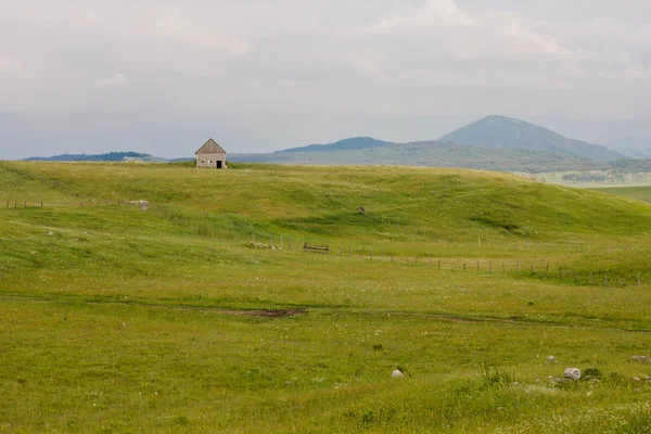 Casa rural en la colina verde — Foto de Stock