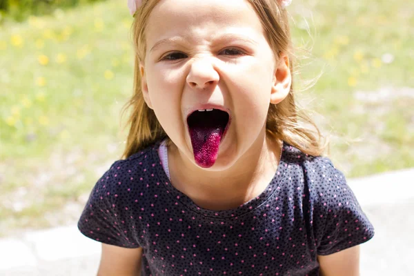 Lustige kleine Mädchen farbige Zunge — Stockfoto