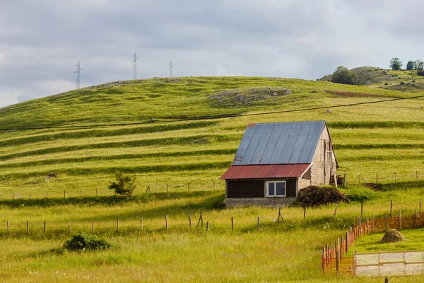 Сельский дом на Зеленом холме — стоковое фото