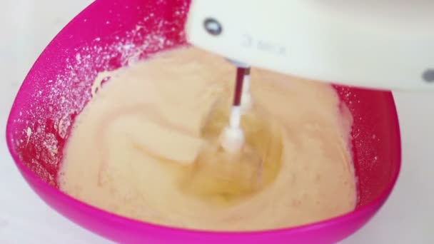 Смешивание крема со смесителем в миске — стоковое видео