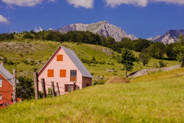 Casa rural en la montaña — Foto de Stock