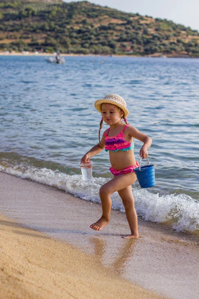 Kleines Mädchen spielt am Strand — Stockfoto