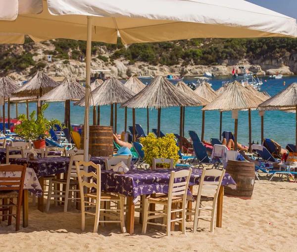 Restaurant sur la plage de sable — Photo