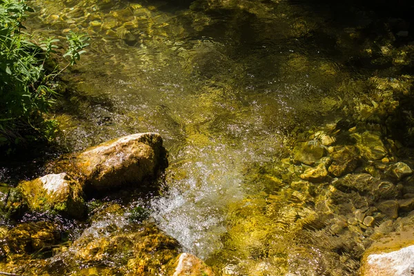 Patak, természet sziklák felett — Stock Fotó