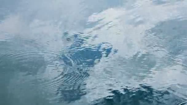 Vodní plocha s vlnami — Stock video
