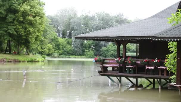 Casa no lago . — Vídeo de Stock