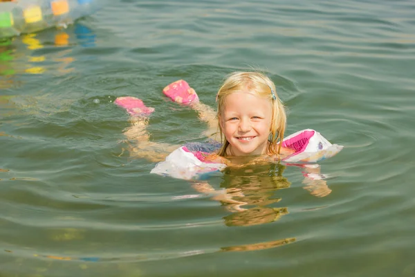 Pequena garota verão divertido — Fotografia de Stock