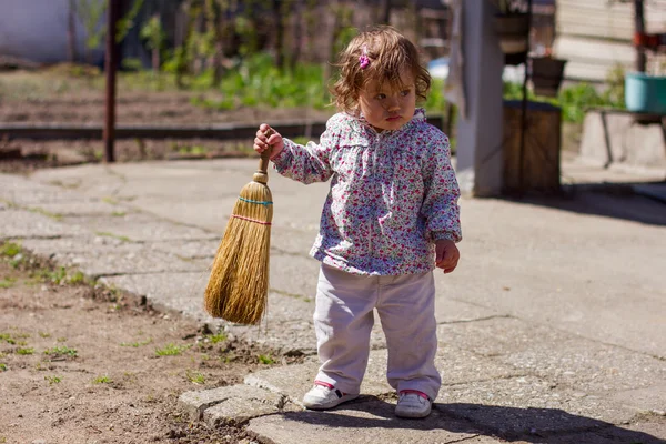 Küçük kız açık — Stok fotoğraf