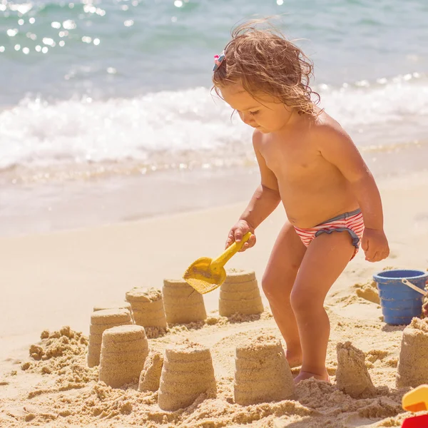 Little Girl Playing On The Beach — Stock Photo, Image