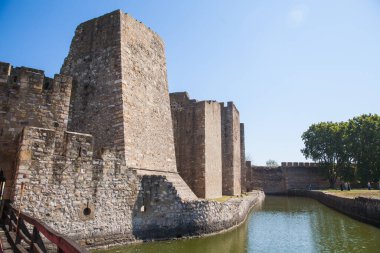Smederevo Kalesi. Ortaçağ güçlendirilmiş şehri. Tuna Nehri 'nin sağ kıyısında yer alıyor. Smederevo, Sırbistan. Turizm beldesi 