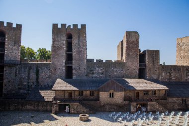 Smederevo Kalesi. Ortaçağ güçlendirilmiş şehri. Tuna Nehri 'nin sağ kıyısında yer alıyor. Smederevo, Sırbistan. Turizm beldesi 