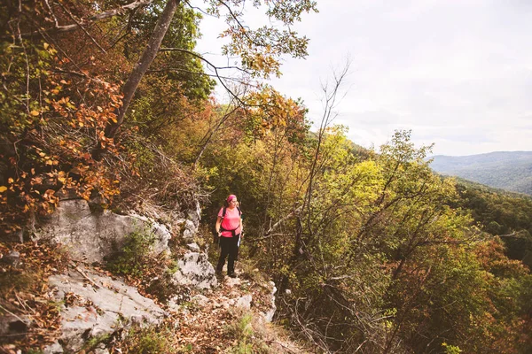 Caminhada Mulher Com Mochila Caminhando Trilha Florestal Dia Outono Estilo — Fotografia de Stock